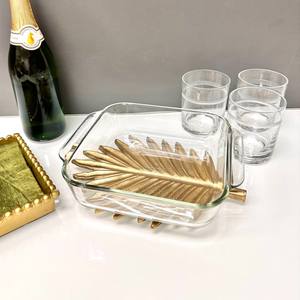 El soporte para ollas de metal dorado Leaf es una herramienta económica y altamente funcional que contribuye a la durabilidad de sus muebles de cocina. - Product Image 2