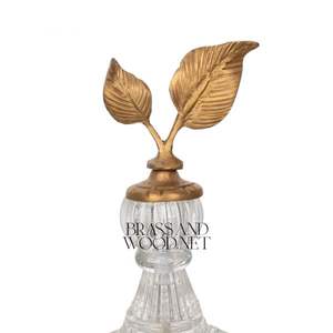 Florero decorativo antiguo de latón y vidrio con asas adornadas, remate de hojas y base clásica elegante para interiores de lujo - Product Image 2