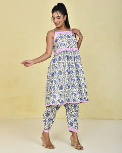 Robe en coton à fleurs vintage gracieuse avec tissu léger et silhouette de balançoire dos nu décontractée d'Inde - Product Image 1