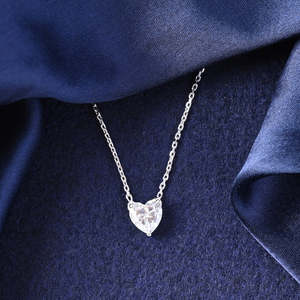 Collar con Colgante Solitario de Plata 'Deseo del Corazón', con Forma de Mariposa, Diamante y Baño de Oro Rodio, para Compromiso - Product Image 2