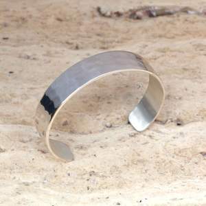 Bracelet ouvert élégant pour femmes en laiton plaqué argent avec gravure personnalisée, bracelet de créateur, cadeau de bijoux - Product Image 6