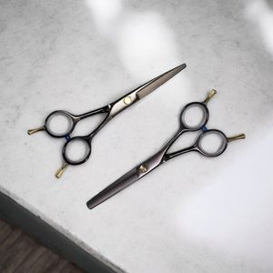 Tijeras de Peluquería Profesionales Japonesas WELTHING INTERNATIONAL HS-08 para Diestros, de Acero Inoxidable J2, con Mango Negro Ajustable - Product Image 5