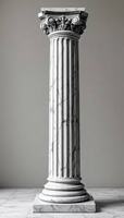 Colonnes en marbre blanc cannelé massif avec chapiteaux sculptés floraux – Architecture moderne pour entrées extérieures, cours et halls – HAYAT