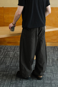 Nouveau pantalon en nylon froissé 2026 avec ceinture élastique, ceinture réglable, fermeture éclair et bouton, poches, jambe large, couleur noire - Product Image 2