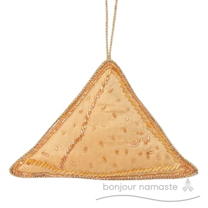 Ornamento natalizio Samosa fatto a mano in miniatura festivo indiano Snack artigianale con perline regalo e giocattolo - Product Image 2