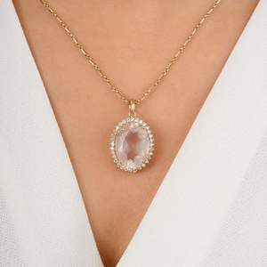 Vente en gros de bijoux avec pendentif en or jaune véritable 14 carats pour femmes en quartz rose ovale naturel avec diamants pour les mariages - Product Image 2