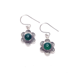 Boucles d'oreilles tendance en onyx vert avec diamant taille princesse, 5,7 grammes, forme fleur, sertissage clos, or blanc et or rose - Product Image 1