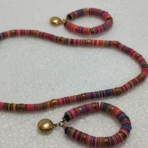 Conjunto de Collar y Aretes de Cuentas de Hueso Multicolores Hechos a Mano - Joyería Étnica Conifer Handmades - Product Image 1