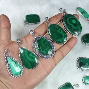 Precioso collar de joyería de diseñador con colgante de malaquita verde Chapado en plata con ajuste de bisel para niñas - Product Image 2