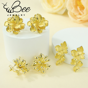 Pendientes de tuerca con diseño de flor en latón dorado de 14k estilo francés vintage, joyería única para el Día de San Valentín, pendientes de tuerca con forma floral para mujer - Product Image 1