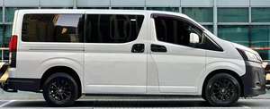 Toyota HiAce Commuter Deluxe 2021 Usada, Motor de Gasolina Turbo de 2.8L I4, Tracción en las Cuatro Ruedas - Product Image 3