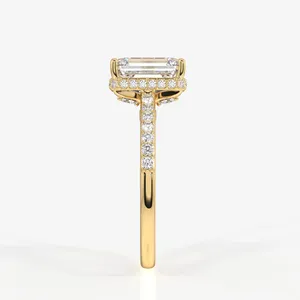 Anillo de Diamante con Corte Esmeralda Cultivado en Laboratorio con Halo Oculto en Oro de 18k - Colección Única de Anillos de Diamantes - Product Image 3