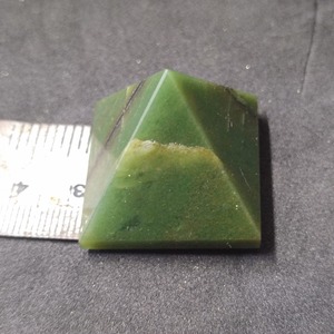 พีระมิดหยกสีเขียวส่งตรงจากโรงงานเพื่อการรักษาหรือสร้างสมดุลของพลังงานและสร้างสมดุลในราคาโรงงาน - Product Image 3