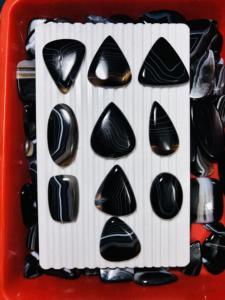 Lot de pierres précieuses en agate noire naturelle à bandes, cabochon de forme libre pour la fabrication de colliers, formes variées - Product Image 3