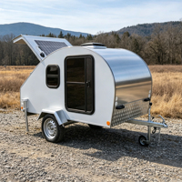 Caravane compacte de type larme, légère, pour les voyages de courte durée et les escapades en week-end.