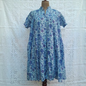 ชุดเดรสผ้าฝ้ายพิมพ์ลายบล็อกขายส่ง ติดกระดุม คอตั้งระบาย ทรงหลวม สไตล์ลำลอง - Product Image 2