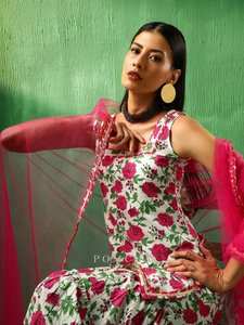 Conjunto Sharara de Algodón Rosa y Blanco de Diseñador ADAA |   Sharara con Bordado de Red, Adornos de Gota Patti y Estampado Floral para Fiestas y Eventos Festivos - Product Image 4
