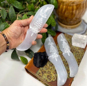 Couteau en cristal de sélénite naturel sculpté à la main, poignard en spar satiné avec énergie Feng Shui et Reiki pour la décoration intérieure et les objets de collection d'art - Product Image 4