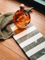 เขียงหินอ่อนสีดำและสีขาวอุปกรณ์ครัวสุดหรูสำหรับตัดและเสิร์ฟพร้อมรูปลักษณ์ทันสมัย - Product Image 3