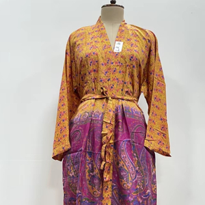 Kimono pour femme, robe d'été, couvre-bikini, vêtement de nuit, longue robe, kimono indien vintage fait main en soie de sari recyclée, doux à l'avant - Product Image 1