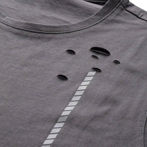 เสื้อกล้ามผู้ชายสีเทาล้วน คอกลม ระบายอากาศได้ดี แบบสปอร์ต แต่งรู - Product Image 3