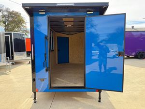 Tenemos el Mejor Precio del Mercado: Remolque de Carga Cerrado Azul 7x18 con Punta en V, Doble Eje, Frenos Eléctricos, Remolque Utilitario Blackout - Product Image 6