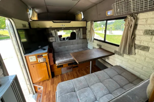 LISTO PARA CONDUCIR - USADO, VOLANTE A LA IZQUIERDA |   CONDUCCIÓN DERECHA |   Toyota Hiace Diesel Camper de 1992 - Product Image 4