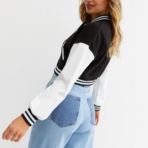Service OEM Veste d'université d'hiver pour femmes Streetwear à manches longues et recadrée Veste de baseball boutonnée avec poches et logo personnalisé - Product Image 6