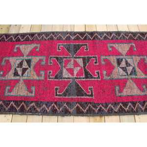 Tapis marocain vintage en laine 3,3x9,6 pieds, motif patchwork rouge, avec support en latex écologique - Product Image 2