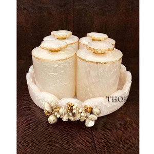 Caja Redonda de Resina para Servir Frutas Secas, Frascos Herméticos Multiusos para Almacenamiento de Aperitivos y Frutas Secas, 4 Frascos + 1 Bandeja - Product Image 1