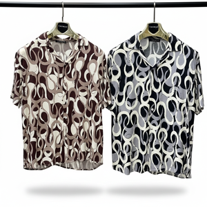 Camisa de manga corta para hombre con estampado moderno – Corte relajado, tela ligera, diseño elegante de verano para uso informal, atuendo festivo - Product Image 1