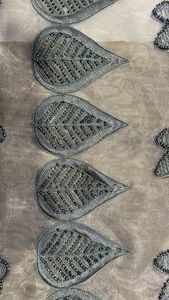 Élégante dentelle brodée florale noire avec des détails complexes, parfaite pour créer des robes de mariée sophistiquées, vêtements de soirée - Product Image 4