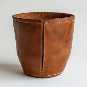 Pequeña maceta de cuero con utilidad artística creada para la vida contemporánea que abraza plantas y artesanía silenciosa juntos - Product Image 6