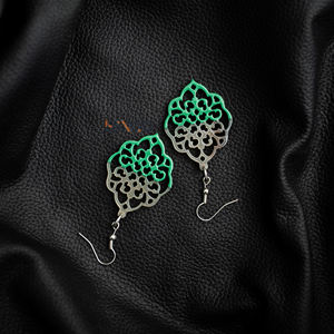 ต่างหูรูปควายรูปดอกไม้ทำด้วยมือจากเวียดนามพร้อมเคลือบแล็กเกอร์สีเขียวครึ่งเม็ดเครื่องประดับแฟชั่นขายส่งตามต้องการ - Product Image 2