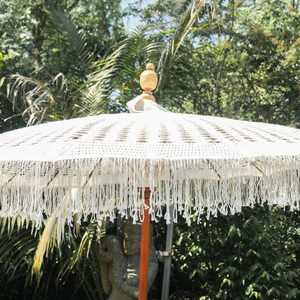 Sombrilla de Playa Moderna Estilo Boho, con Techo de Crochet y Flecos de Macramé, para Jardín, Patio, Hotel, Restaurante, Parque, Fabricada con Madera, Fibra de Vidrio y Hierro - Product Image 2