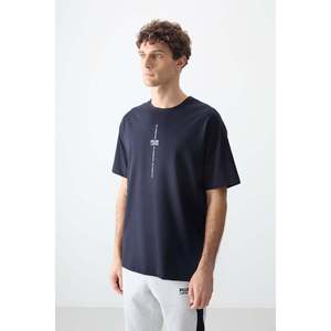 เสื้อยืดผู้ชายสีกรมท่า ผ้าฝ้ายเนื้อนุ่ม หนา พิมพ์ลาย ทรงโอเวอร์ไซส์ - 88373 - สีกรมท่า - Product Image 4