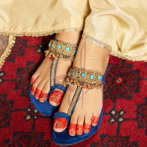 Kolhapuri para Mujer, Color Azul Oscuro, Adornado con Finos Detalles Hechos a Mano, Adornos Intrincados, Borlas Elegantes, Antideslizante - Product Image 2