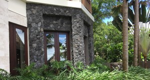 Revêtement mural extérieur en pierre de lave noire naturelle de Bali, finition champignon coupé à l'arc, design moderne pour villas et hôtels - Product Image 6