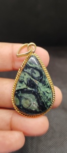 Colgante de Latón Hecho a Mano con Cabujón de Galaxia Verde Natural - Product Image 4