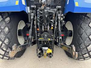 Hollandd รถแทรคเตอร์70HP สีน้ำเงิน T7225ใหม่พร้อมเครื่องยนต์ fpt ปั๊มเฟืองขับและกระปุกเกียร์สำหรับขาย - Product Image 3