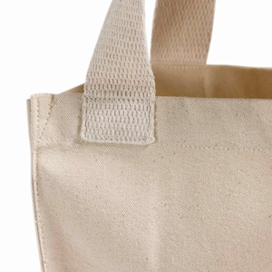 Sac fourre-tout tendance en toile recyclée, durable et écologique, avec logo personnalisé, fermeture ouverte et décoration lettre, pour toutes les saisons - Product Image 6