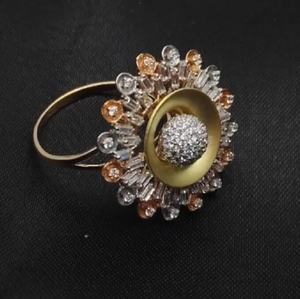 แหวนดีไซน์หรูหรา ประดับคริสตัลระยิบระยับ พร้อมช่องกลางสีทอง ดีไซน์วงแหวนแบบโค้กเทลสุดสง่างาม สำหรับผู้หญิง เครื่องประดับแฟชั่น - Product Image 4