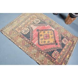 Alfombra Kilim Turca Vintage de 3.9 x 5.3 pies, Diseño Clásico de Retazos Rojo y Amarillo, Material de Lana, Base de Látex, Tejido Plano, Ecológica - Product Image 4