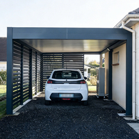 Pergola bioclimatique motorisée moderne en aluminium avec toit à lames orientables, sur mesure, étanche et robuste, pour jardin ou garage.