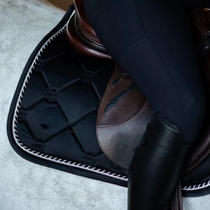 Tapis de selle de cheval Performance de haute qualité Structure matelassée anglaise Matériau durable pour les tapis de selle d'entraînement et de compétition - Product Image 2