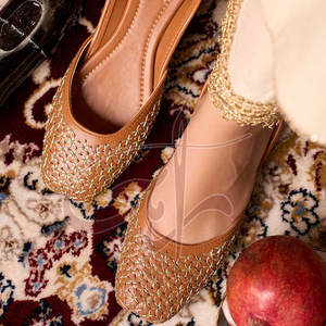 Classique et élégant, antidérapant, rehaussez votre look, incontournable pour toute personne soucieuse de la mode, Khussa traditionnel en similicuir noir - Product Image 3