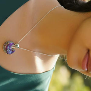 Pendentif artisanal bohème en forme de lune irisée violette, 20 % de réduction, cadeau du Nouvel An avec chaîne en bambou - Product Image 3