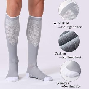 Trois paires de chaussettes de compression pour femmes et hommes conçues pour les chaussettes de sport de soutien de la circulation - Product Image 4
