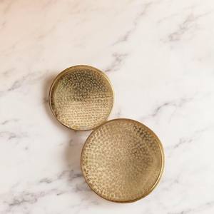 Ensemble fait main de 2 assiettes en laiton fini mat Vaisselle en métal durable pour servir des aliments élégants à la maison - Product Image 1