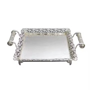 Elegante bandeja de servicio de metal con asa para hotel y hogar a un costo económico Bandeja de servicio de comida personalizada de la India - Product Image 1